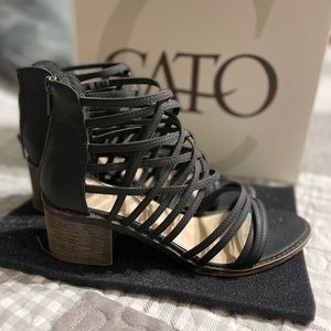 Sandals black straps zip up back